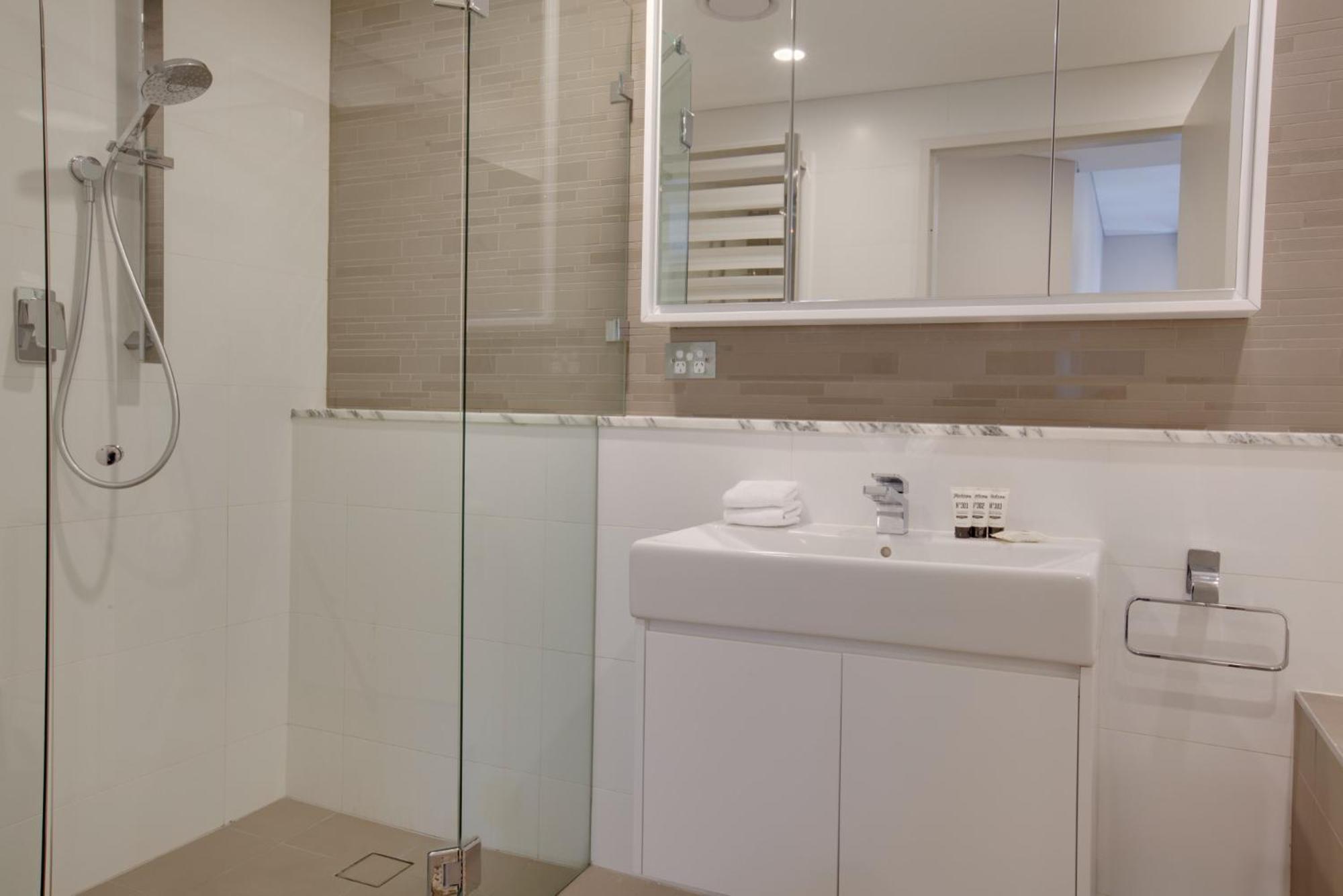 Spacious 2-bed Close To *