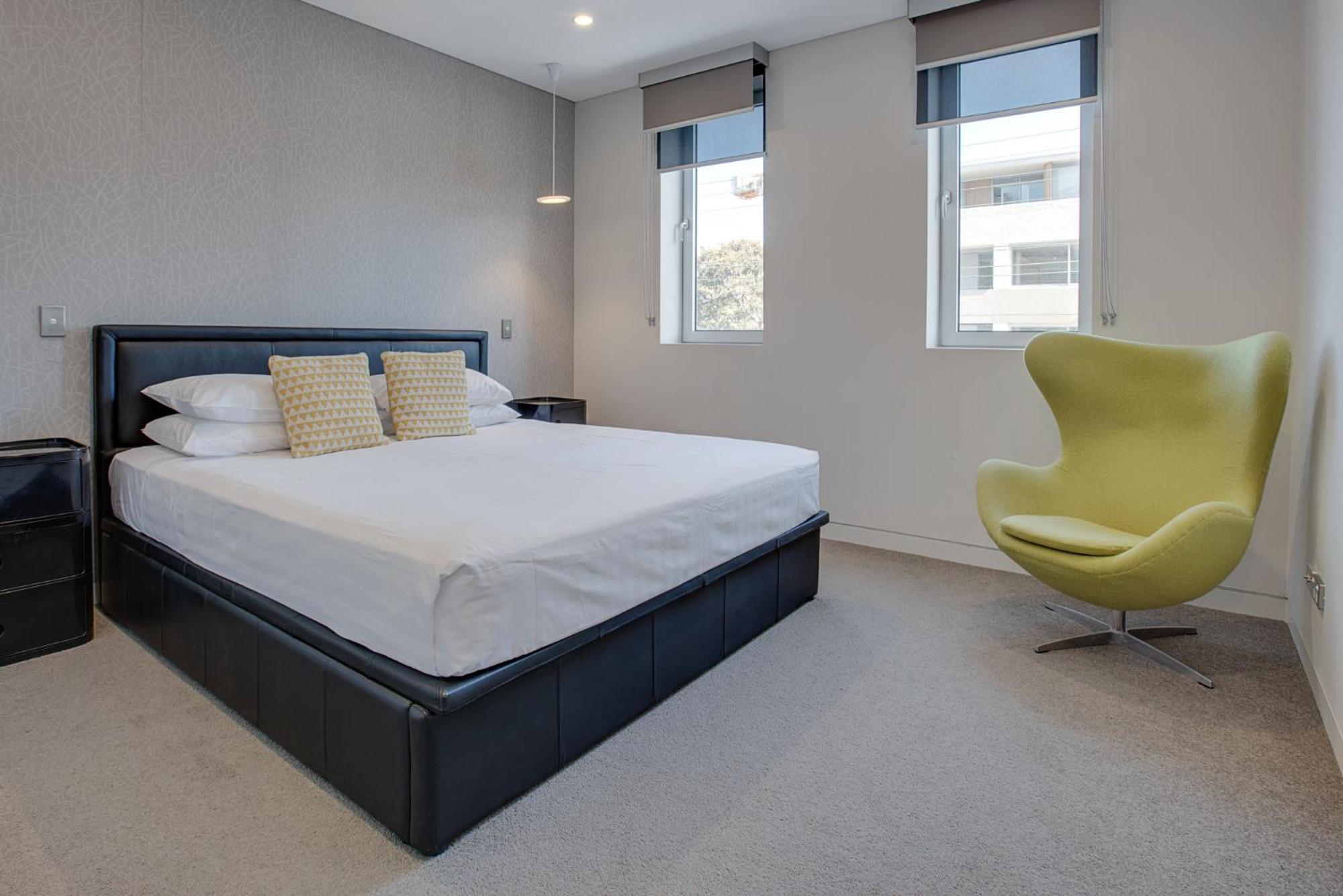 Apartment Spacious 2-bed Close To *