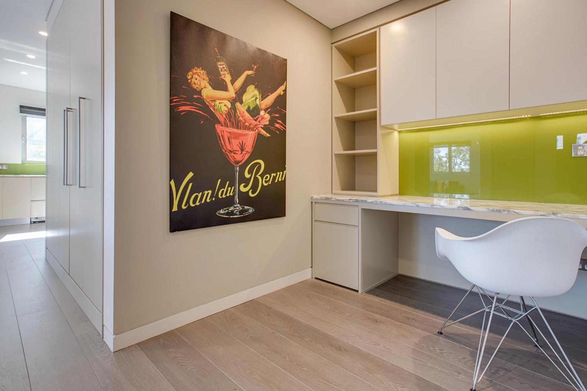 Apartment Spacious 2-bed Close To *