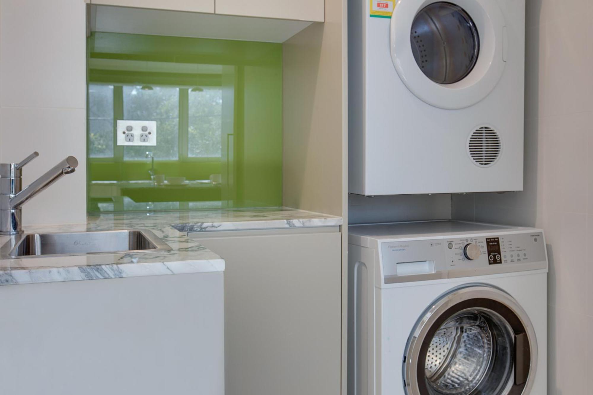 Apartment Spacious 2-bed Close To *