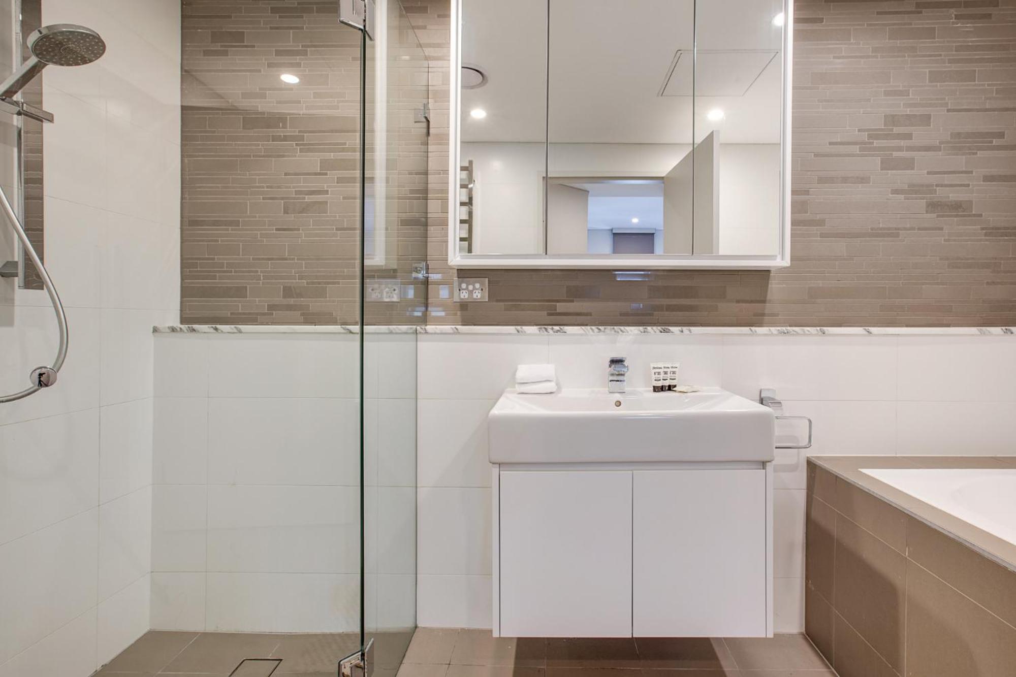 Spacious 2-bed Close To *
